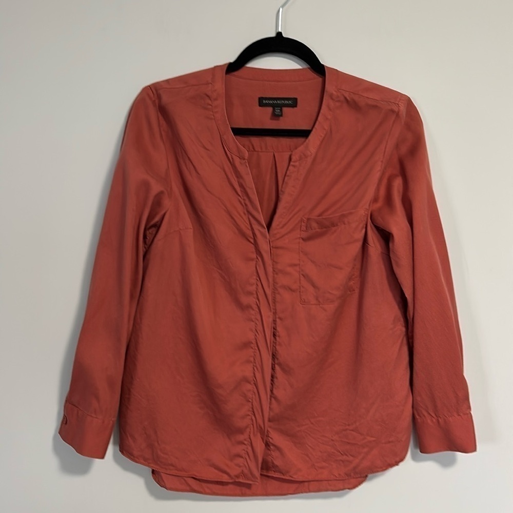 Banana Republic Long Sleeve V-Neck Button Down Shirt Small Petite Burnt Orange